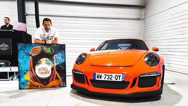 tableau femme pop art multicolore et porsche orange carrera 3 gt de l'artiste vincent bardou