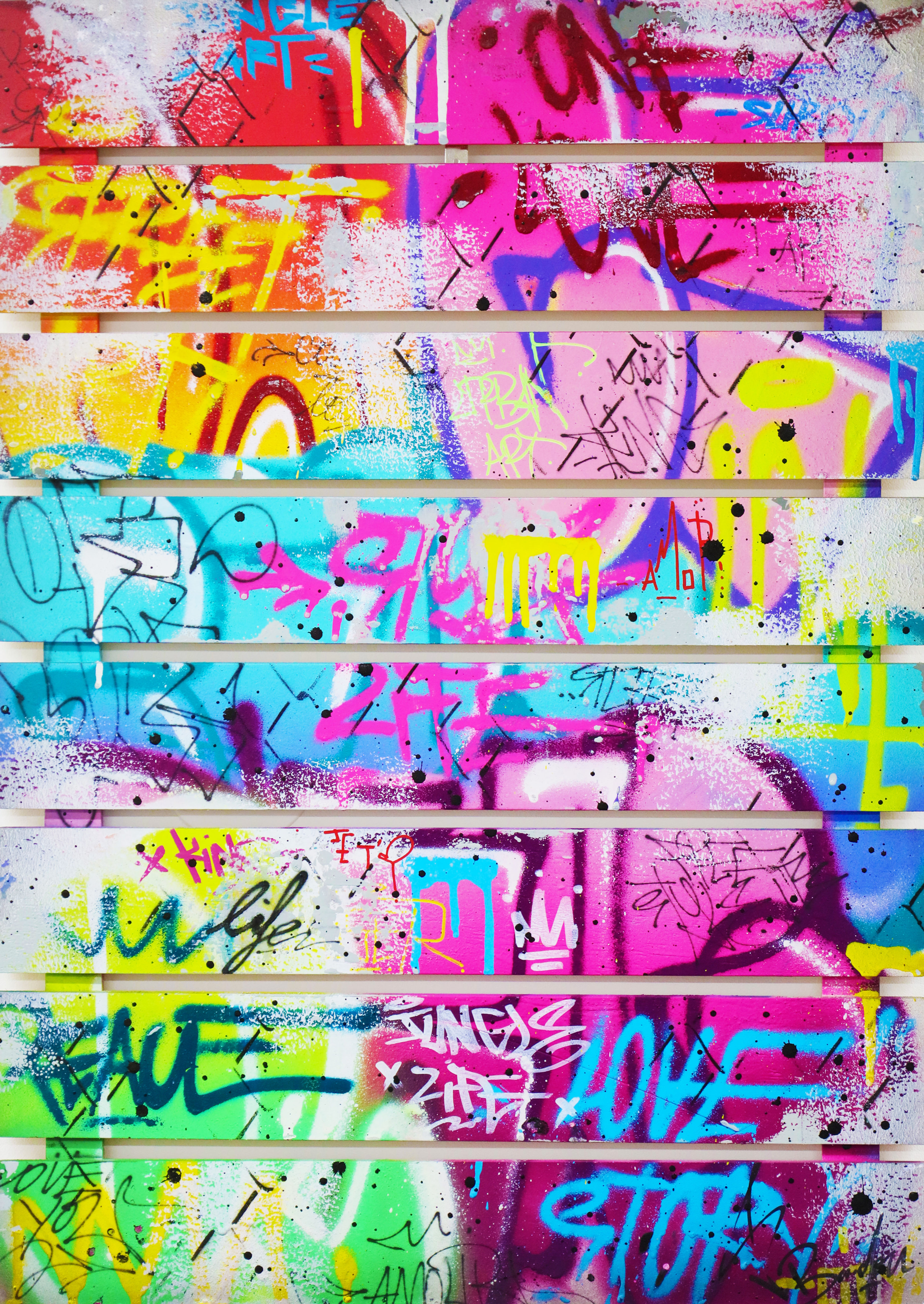 Peinture street art colorée sur bois, style Banksy. Tableau urbain pop art signé Vincent Bardou, idéal déco intérieure modern