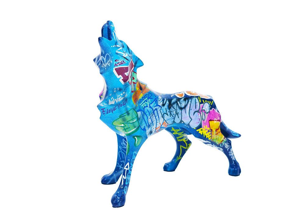 Sculpture loup en résine bleue au style graffiti, mêlant street art, tags colorés et art contemporain.