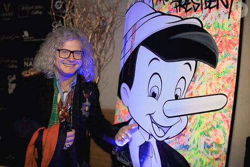Admirez Pierre Jean Chalençon devant Pinocchio Moi Président, création pop art emblématique de Vincent Bardou. Explorez toutes les œuvres sur la galerie d’art en ligne officielle.