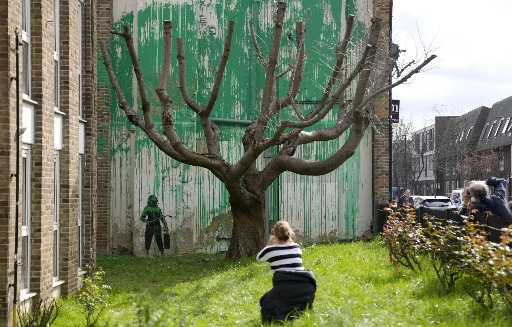 Immerse yourself in the mystery of urban art with Banksy&#39;s latest creation in London, where every detail of this intriguing work invites contemplation and interpretation.