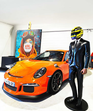 街头艺术女人和保时捷 911 Carrera 汽车绘画由艺术家 Vincent Bardou 在线艺术画廊当代绘画