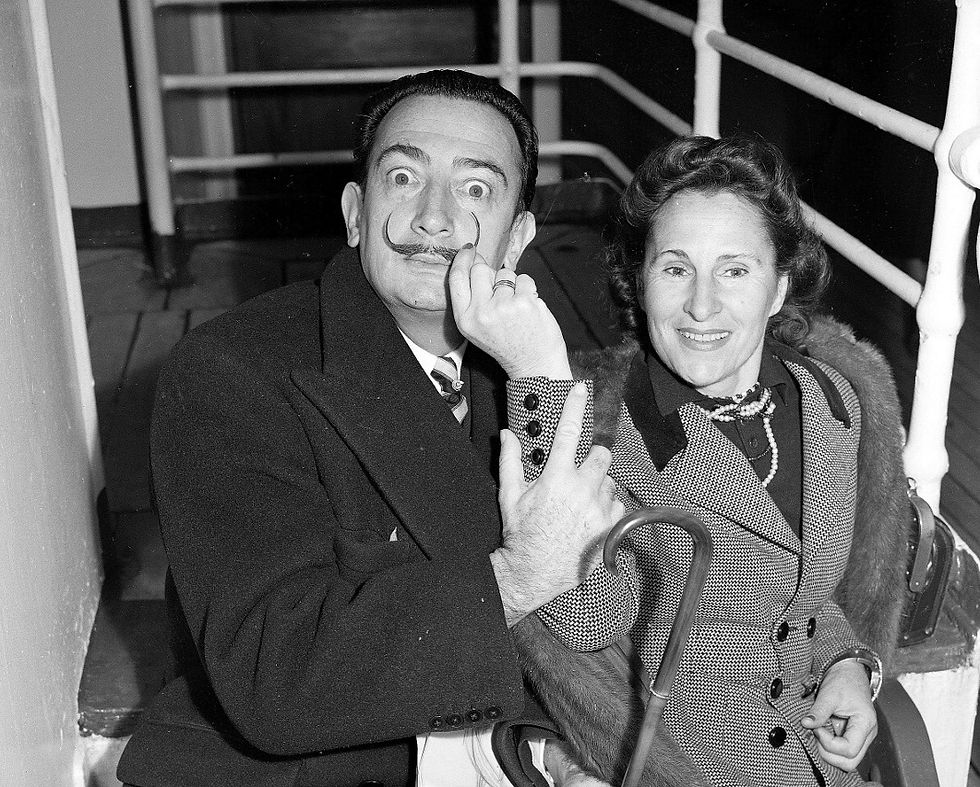 Erkunden Sie die Beziehung zwischen Salvador Dalí und seiner Frau und Muse Gala, geborene Elena Ivanovna Diakonova. Entdecken Sie ihre zentrale Rolle im Werk Dalís, die oft in seinen surrealen Meisterwerken dargestellt wird, die zu Ikonen wurden.
