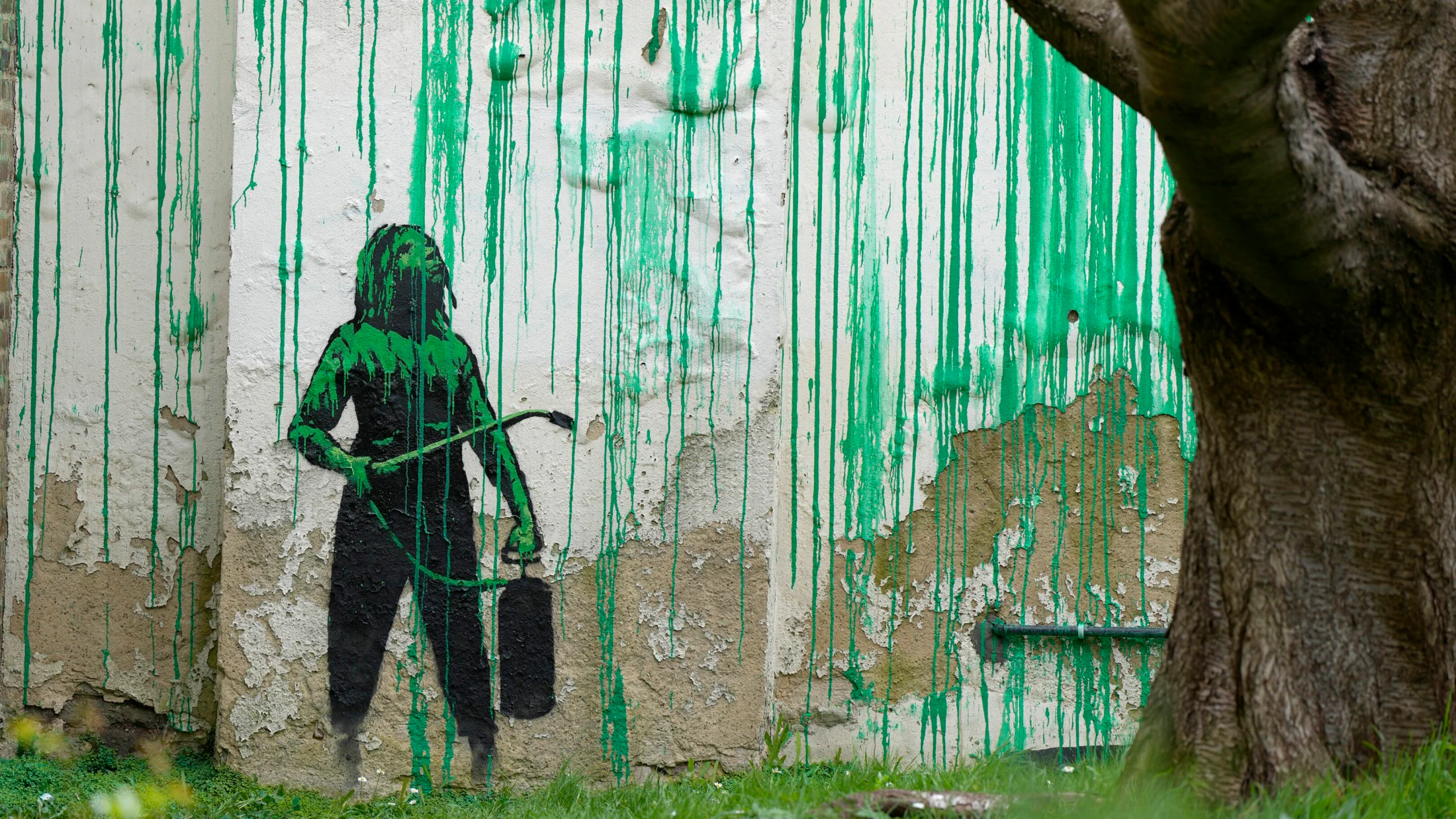 Discover Banksy&#39;s latest intriguing work, as an enigmatic new creation by the famous street artist appears on the streets of London, sparking admiration and reflection.