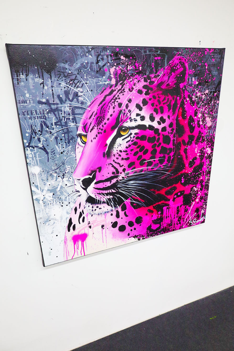 Thumbnail: Toile murale d’un félin multicolore, entre panthère et tigre, dans un style graffiti pop art original.