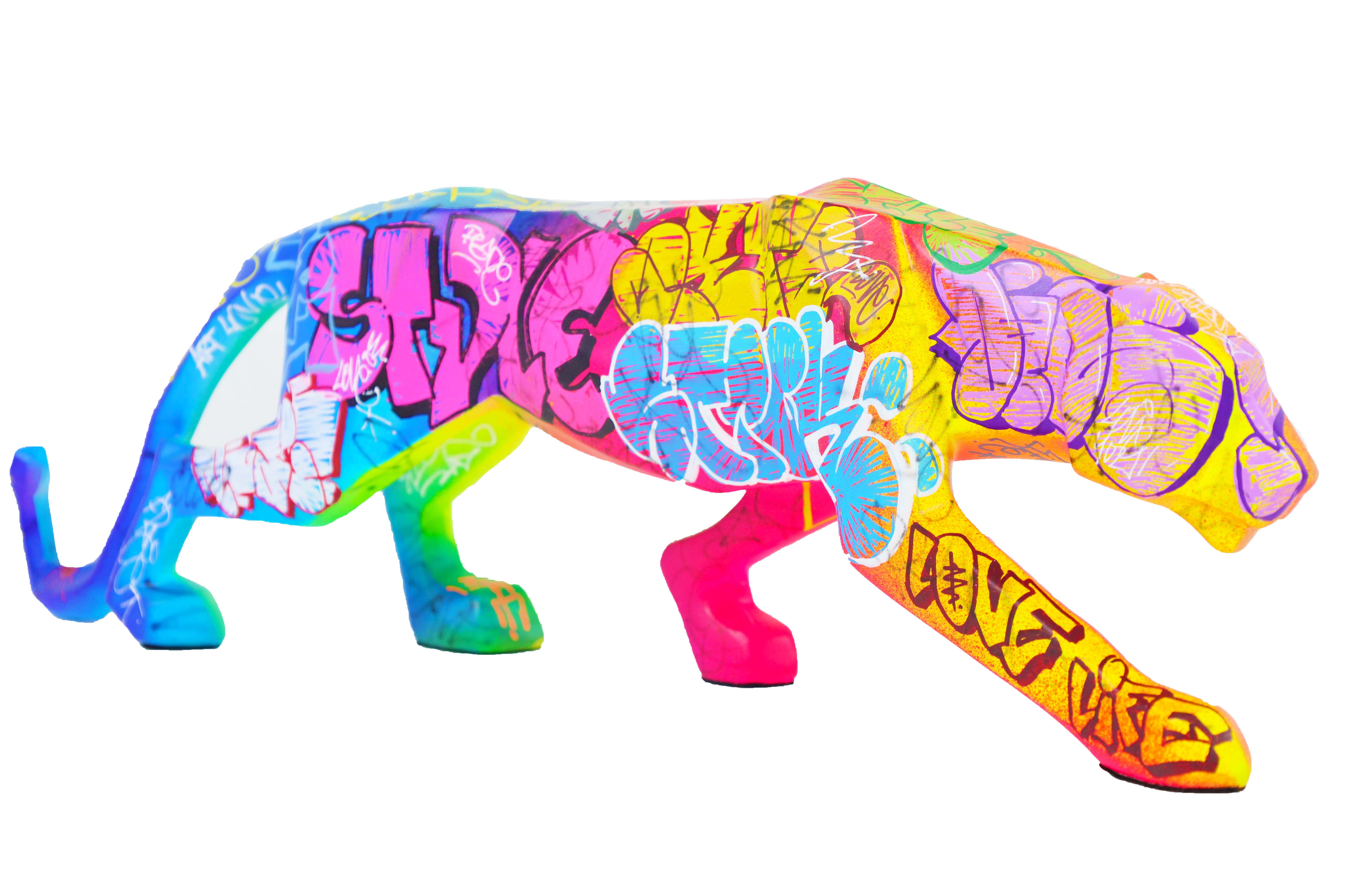 Sculpture panthère résine style Orlinski graffiti. Une œuvre d’art urbaine unique aux couleurs vives et lignes géométriques m
