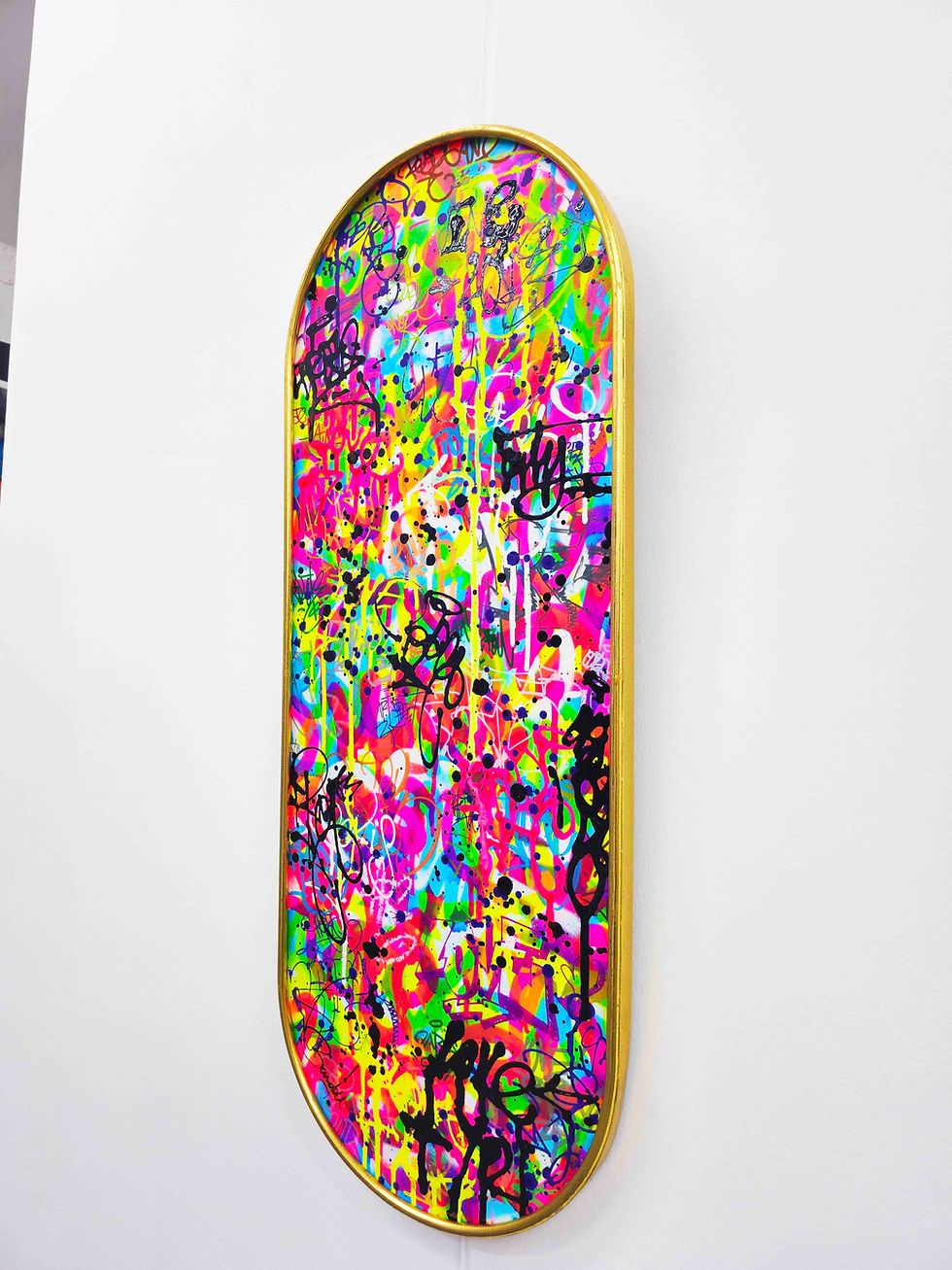 Thumbnail: Cadre pop art multicolore réalisé par Vincent Bardou, mélange de graffiti moderne et peinture acrylique, idéal pour un intéri