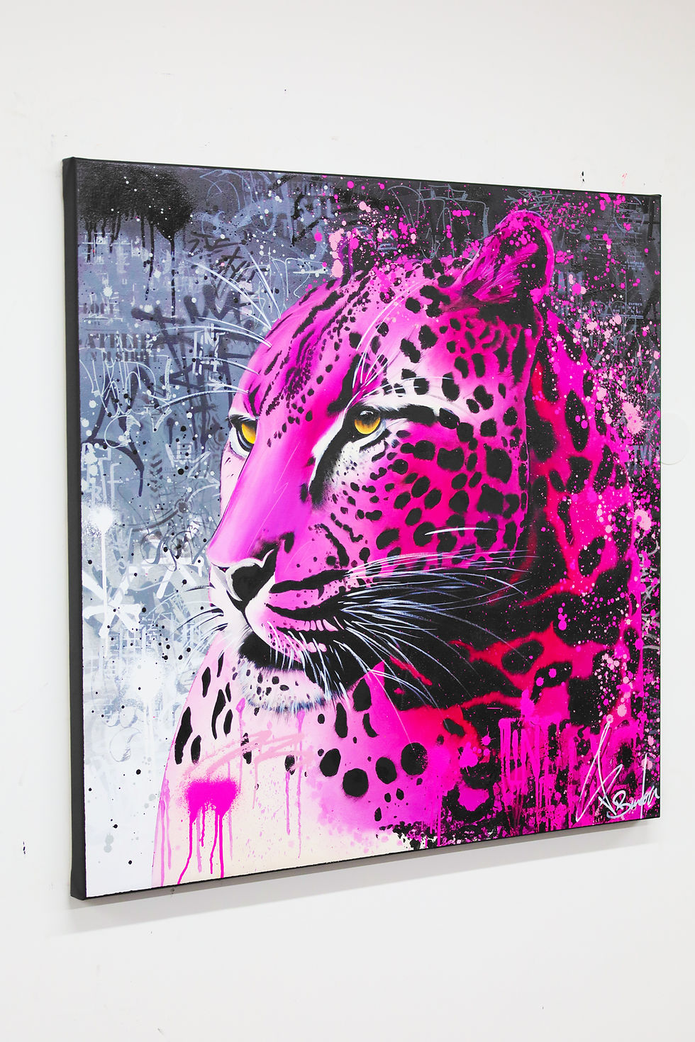 Peinture sur toile d’une panthère rose façon pop art, mêlant éléments abstraits, graffiti urbain et style graphique moderne.