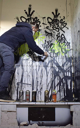 Mehrfarbiges Graffiti-Gemälde des Künstlers Vincent Bardou.jpg