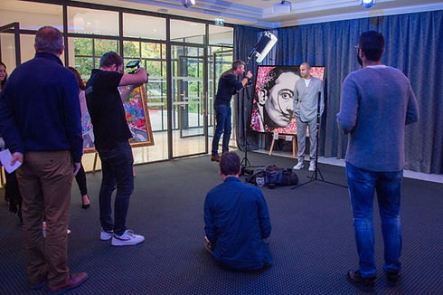 Vincent Bardou présente son tableau Salvador Dalí pop art lors du Gala Par Cœur de Tony Parker. Explorez toutes les œuvres sur la galerie d’art en ligne officielle.