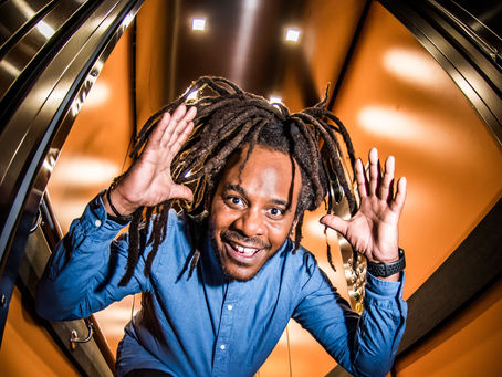 Cabaretier Marlon Kicken - In de lift