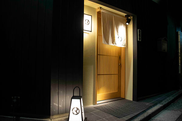 お店入口 夜.jpg