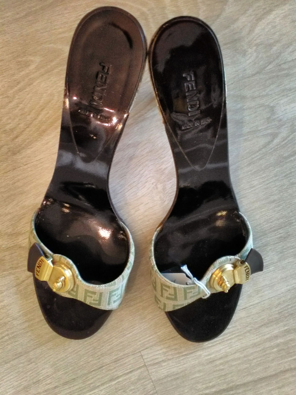 Thumbnail:  Fendi sandali