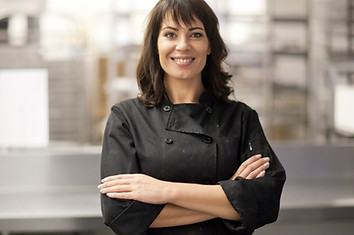 Femme en tenue de chef