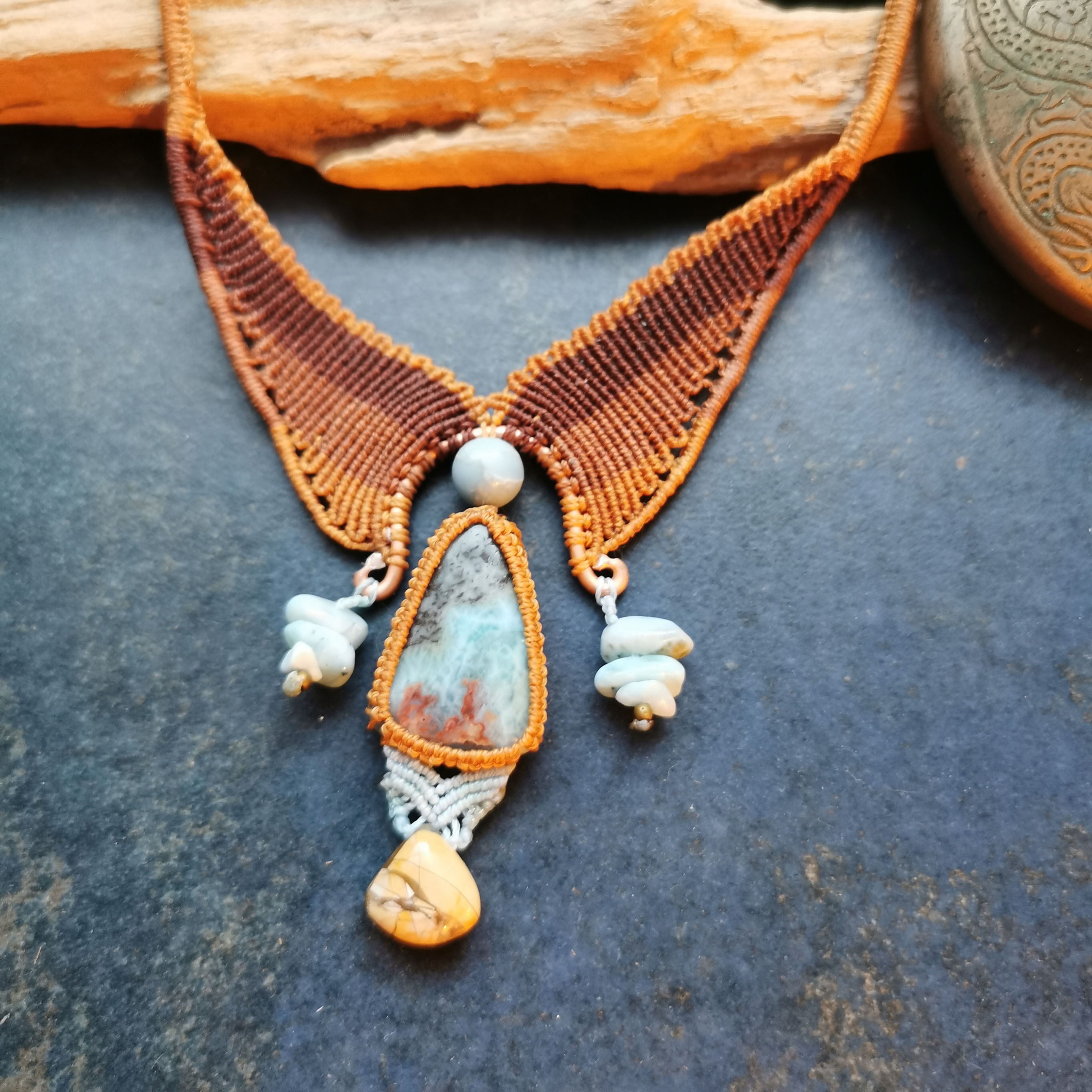      Pendentif en larimar et jaspe. 