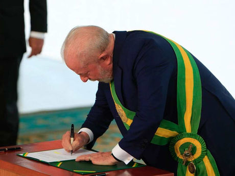 Governo Lula sanciona lei que amplia licença-maternidade