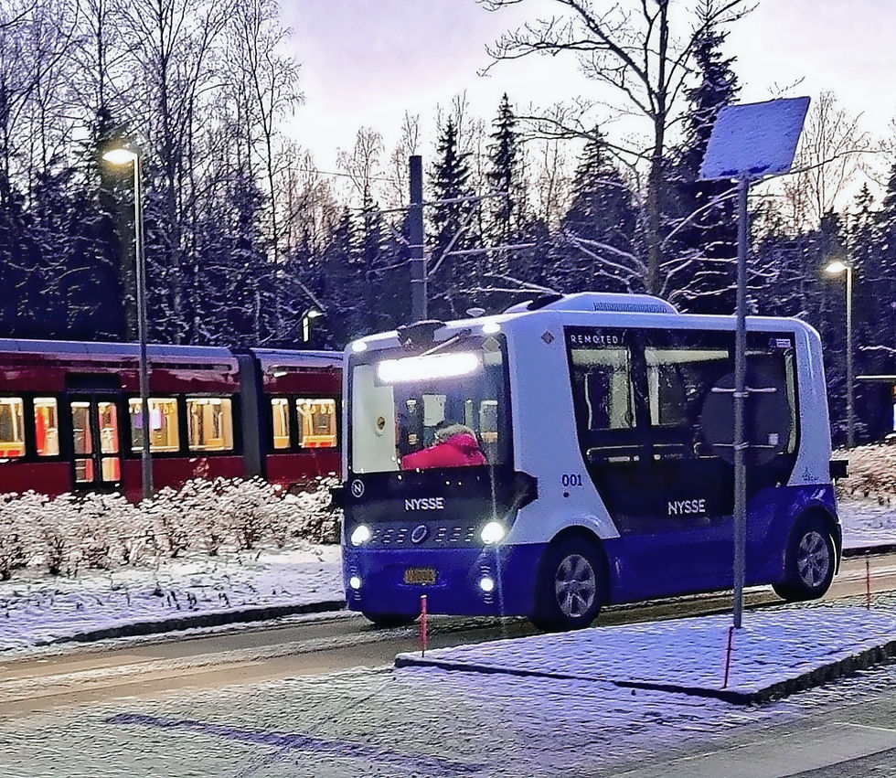 Tram and robobus in Hervantajärvi.jpg