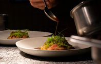 Prato gastronómico a ser finalizado durante o evento Finos & Friends no Restaurante Foco Leiria