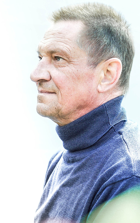 Mann schaut im seitlichen Profil nach links