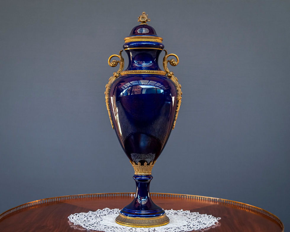 Miniatura: Ânfora de Porcelana Francesa no Estilo de Sèvres.
