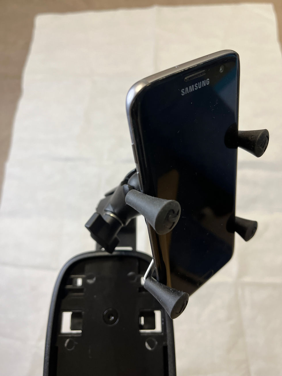 Thumbnail: Mobilholder på armlene