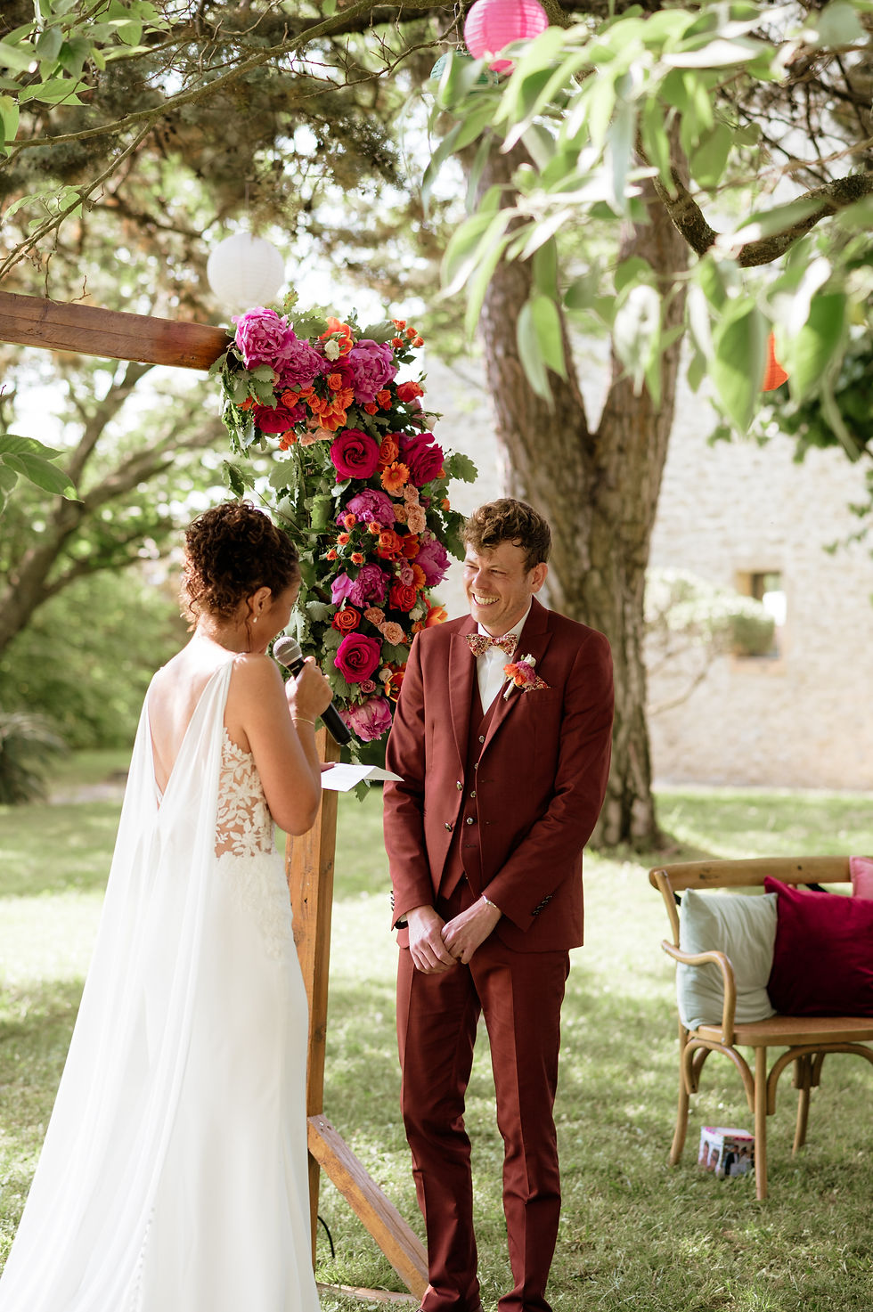 Échange des vœux pendant une cérémonie laïque de mariage