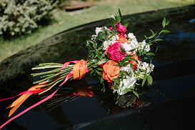 Bouquet de mariée coloré avec roses et rubans, détail floral de mariage dans l’Hérault Occitanie.