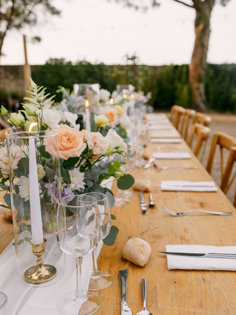 Décoration de table de mariage élégante avec fleurs pastel et bougies à Montpellier, Occitanie