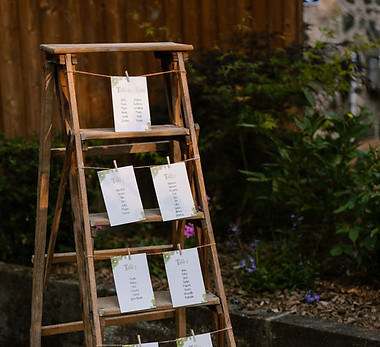Plan de table de mariage original sur escabeau en bois décoratif à Montpellier Occitanie.