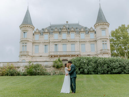 Couple s'embrassant devant le Château Saint Martin de Graves