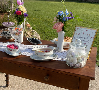 Table de mariage gourmande avec bonbonnières et fleurs colorées à Montpellier Hérault