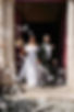 Sortie des mariés sous une pluie de pétales, mariage festif à Montpellier Hérault