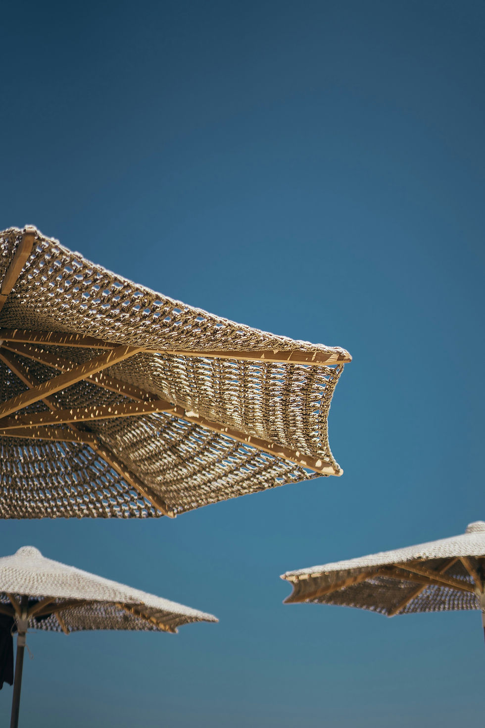 Parasols sur les plages de la région de Montpellier