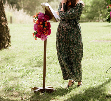 Pupitre fleuri pour cérémonie de mariage en extérieur à Montpellier Hérault