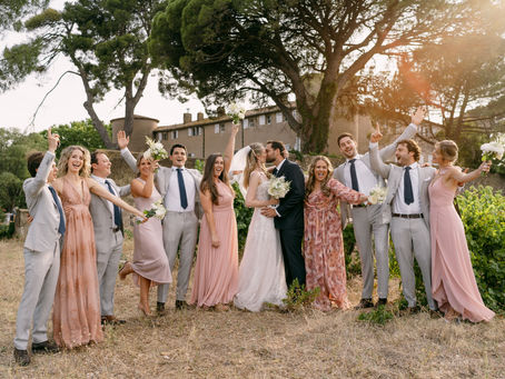 Mariés entourés de leurs proches lors d’un mariage en extérieur dans le sud de la France, ambiance festive et élégante organisée par une wedding planner à Montpellier