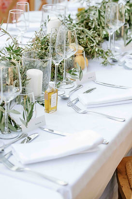 Table de mariage élégante avec bougies, fleurs et menus personnalisés dans l’Hérault Occitanie