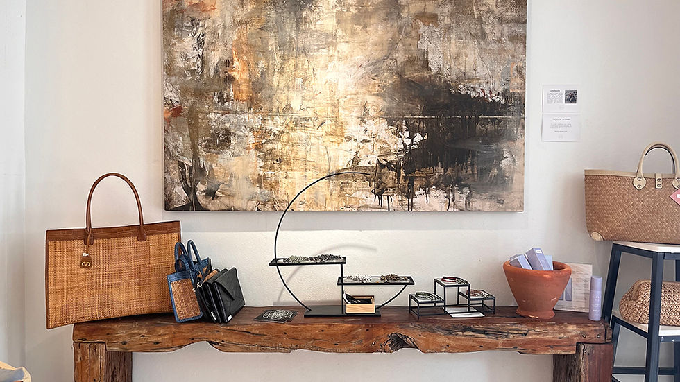 Karl Wilder 金屬飾品展示於木製商店貨架上