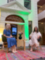 To kvinner som snakker sammen