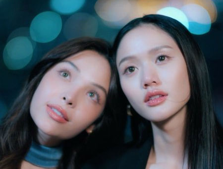 Mae and Ai stargazing on the rooftop, heads together, sharing a happy moment in Harmony Secret EP5.