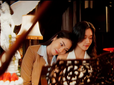 Arisa rests her head on Lalin’s shoulder as Lalin plays the piano during a soft, intimate birthday surprise moment in Broken of Love Episode 4.