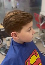 Corte Kids Menino realizado por profissional especializado no Wanderley Beauty Trends em Gravataí, ambiente moderno, acolhedor e com atendimento profissional na categoria Kids.