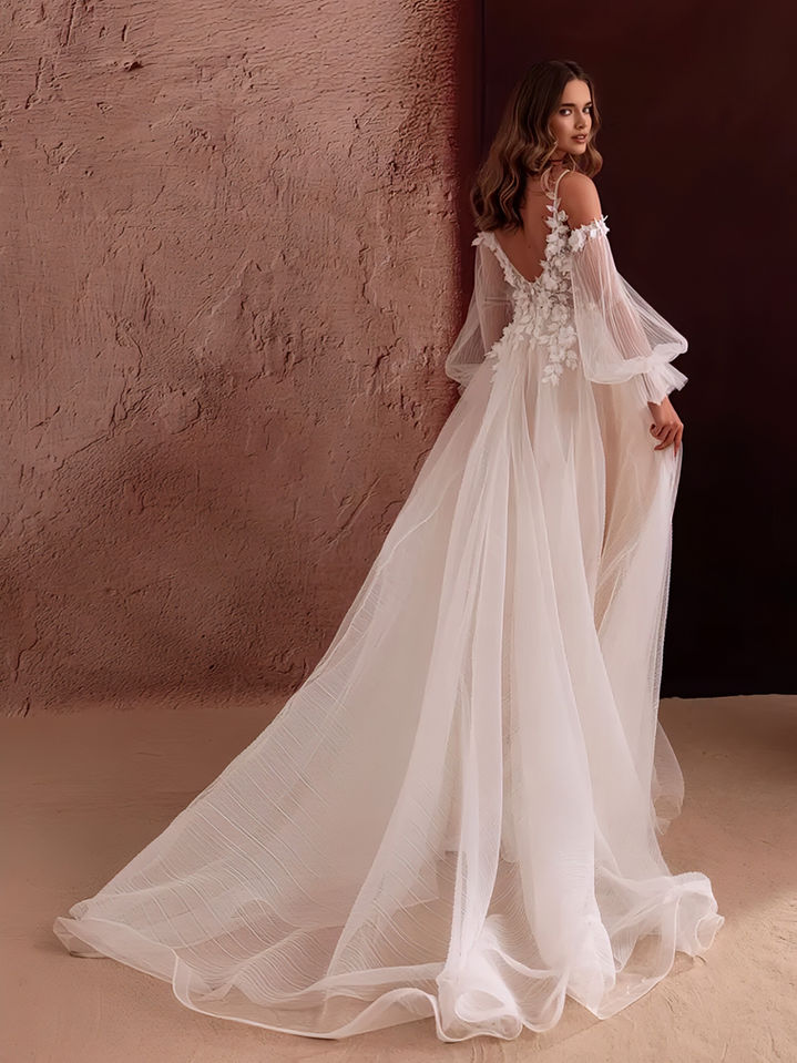 Florales Hochzeitskleid Lilibeth mit V-Ausschnitt, 3D-Blüten und Tüll-Rock von Dama Couture