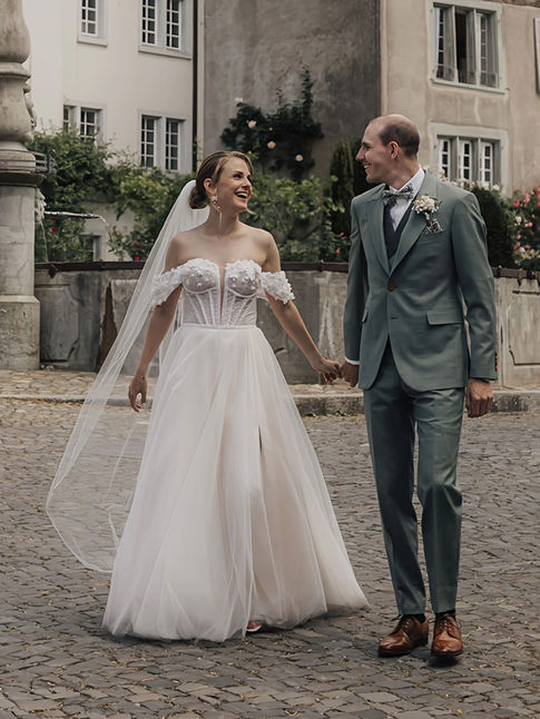 Braut mit Korsagen Brautkleid und Schleier an ihrer Hochzeit