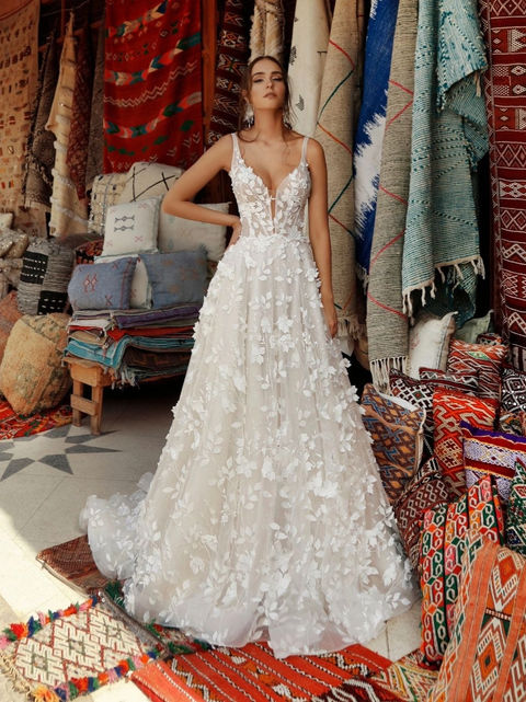 Brautkleid Melody von Agnieszka Swiatly, Designerkleid mit 3D-Blüten