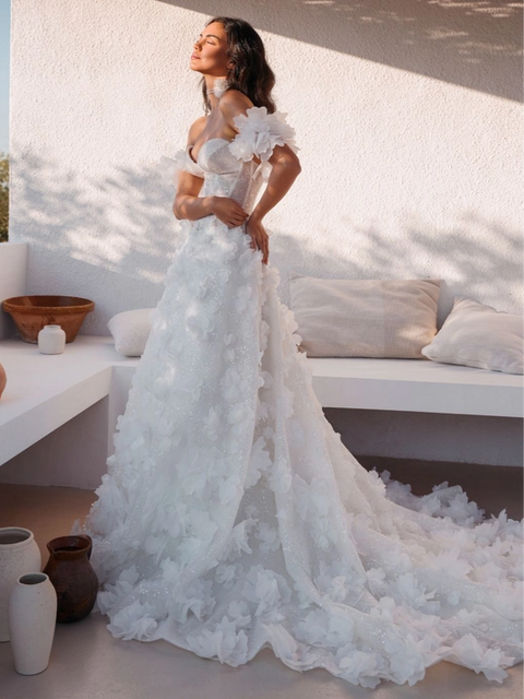 Brautkleid in A-Linie mit 3D-Blumen
