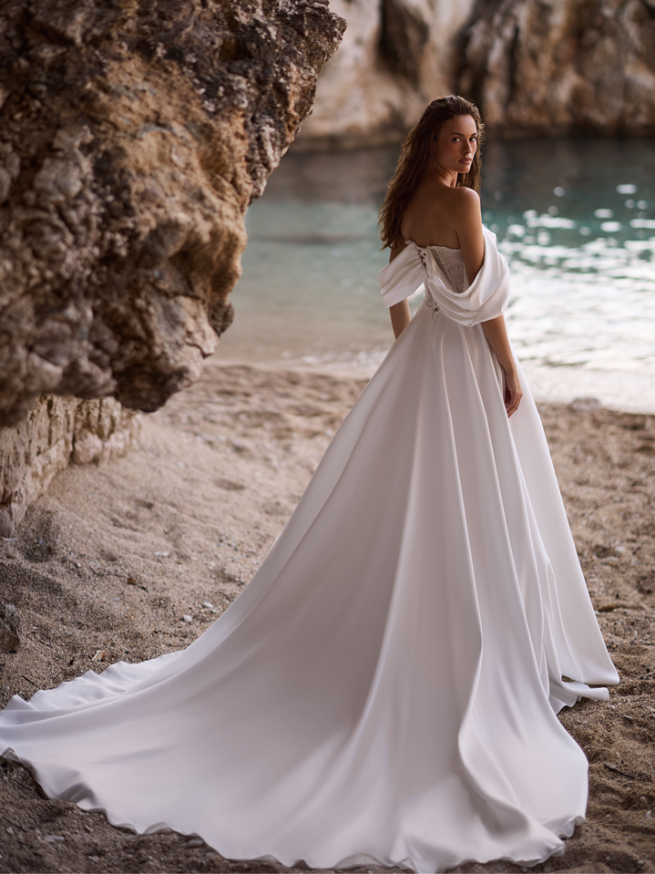 Zauberhaftes, schlichtes Brautkleid mit Korsage, Perlen und Beinschlitz