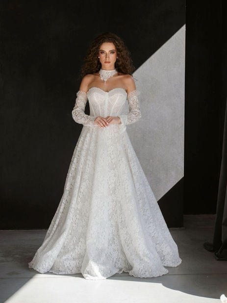 Brautkleid aus Chantilly Spitze mit Korsage und langen Ärmel