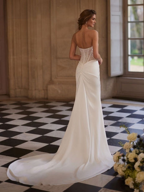 Figurbetontes Brautkleid mit Perlen Korsage und Bolero und einem schlichten Satin Rock