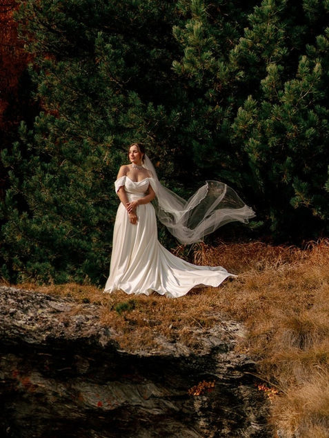 MaBelle Braut in einem schlichten Satin Brautkleid an ihrer Herbst Hochzeit