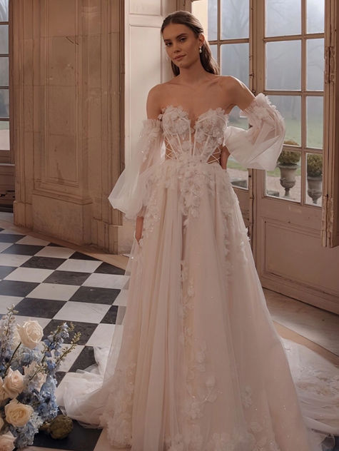 Romantisches Brautkleid mit Herz Ausschnitt, *D-Blüten, Cut-Outs und Ballon Ärmel